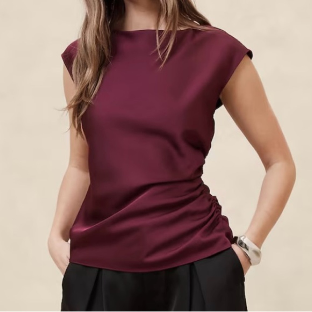 SIDE SHIRRED BLOUSE IN THE COLOR OYSTER PEARL.